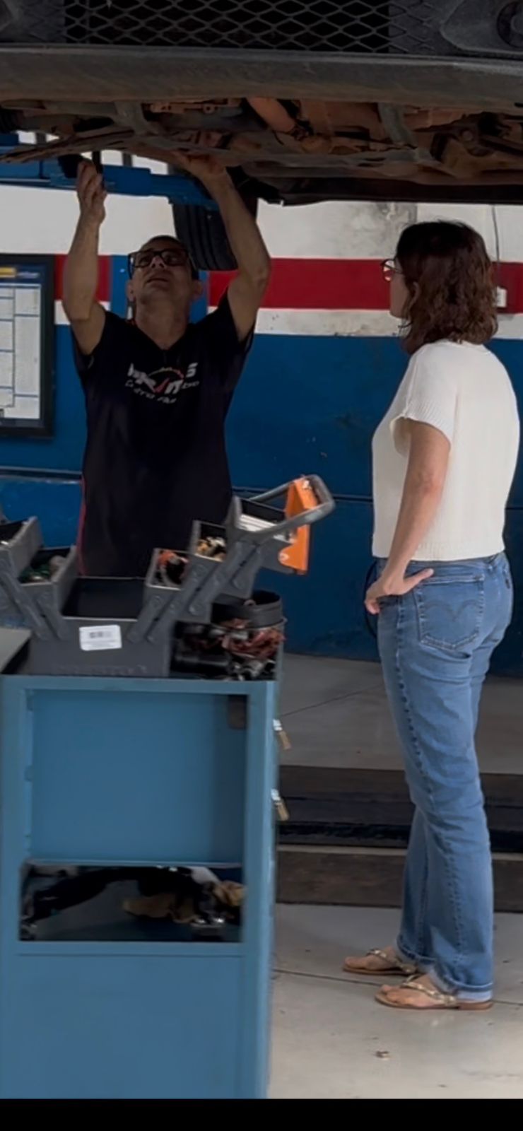 Mecânico atendendo cliente