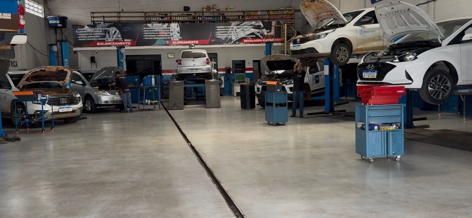 Oficina com vários carros